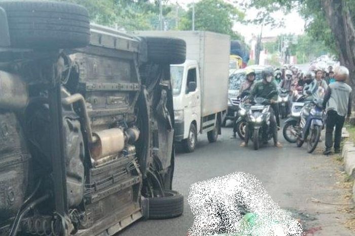 Kelakuan bocah SMA bikin dua pemotor terkapar, bawa Xpander posisi merem melek alias ngantuk