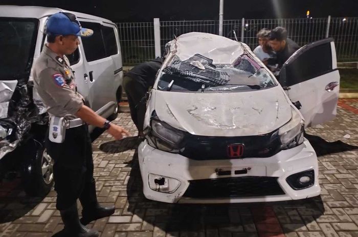 Honda Brio ringsek dalam kecelakaan beruntun di Tol Cisumdawu