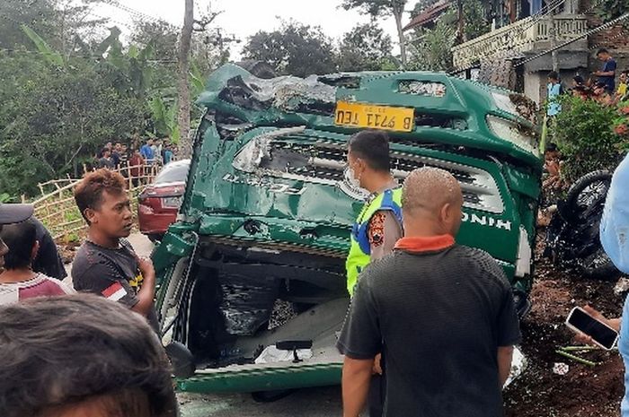 Truk tronton Hino kayang usai menabrak Honda BeAT, Scoopy dan PCX di Jalan Raya Salatiga-Karanggede, Dusun Congol, Desa Medayu, Suruh, Kabupaten Semarang