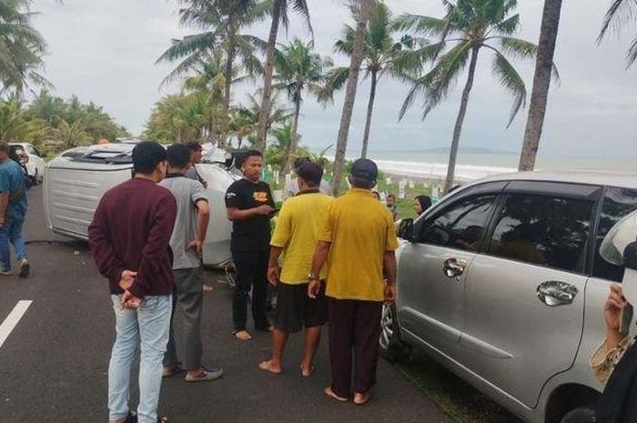 Dua Toyota Avanza adu banteng di tepian blok pantai Batu Hiu, Parigi, Pangandaran, Jawa Barat, (1/12/24)