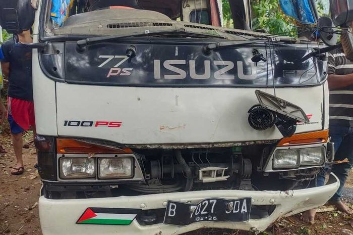 Isuzu Elf rombongan wisatawan Jakarta jungkir balik ke dalam tebing di Puncak, Bogor, Jawa Barat