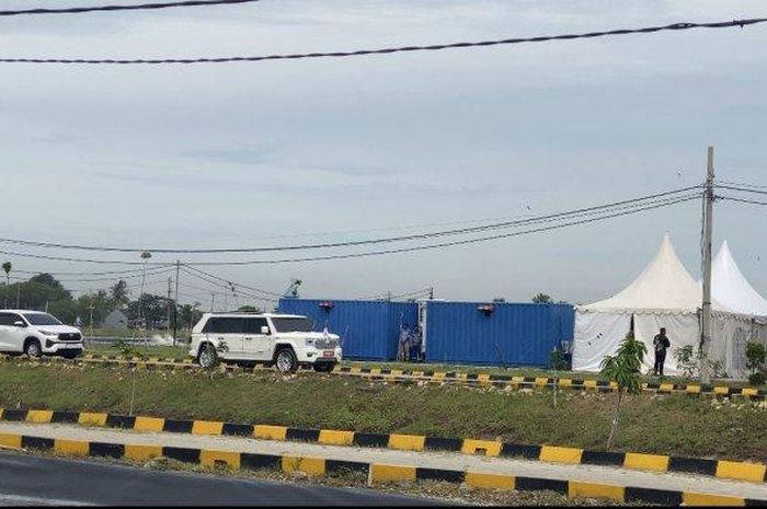 Maung MV3 Garuda Limousine terpantau dipakai Presiden Prabowo Subianto meninjau tambak budi daya ikan nila salin (BINS) milik Kementerian Kelautan dan Perikanan (KKP) di Karawang, Jawa Barat, (2/12/24)