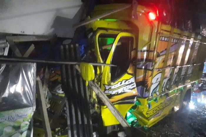 Truk dibawa sopir muda obrak-abrik enam warung di Sukabumi. Bambu tembus sampai kursi