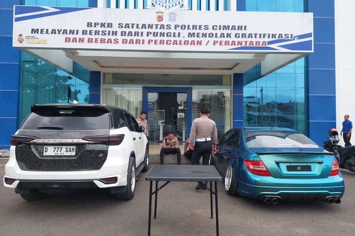 Toyota Fortuner dan Mercedes-Benz C200 diamankan Satlantas Polres Cimahi karena memakai pelat nomor sama persis D 777 SAH