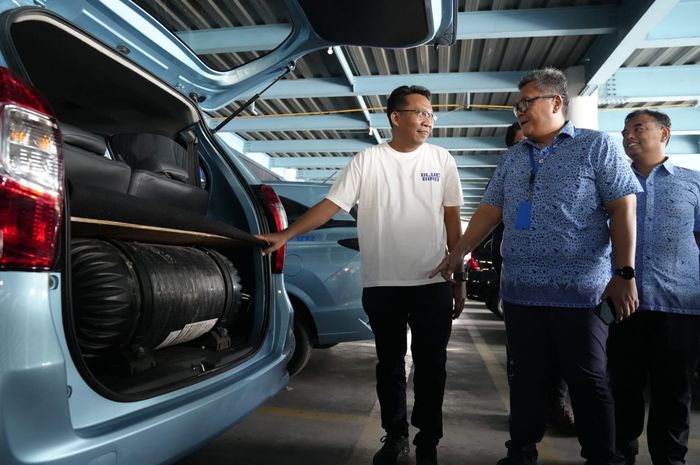 Bluebird Surabaya Visit_2: (Ki-ka) VP Marketing PT Blue Bird Tbk, Panca Wiadnyana dan General Manager Bluebird Jawa Timur, Rito Sudarmawan melihat kondisi armada taksi Bluebird saat kunjungan ke Pool Bluebird Darmokali, Surabaya.