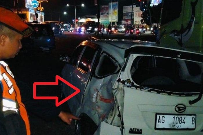 Tanda panah menunjukan bodi belakang kiri Daihatsu Sigra ringsek kesabet KA Commuter Line 418 Dhoho relasi Kertosono-Kediri