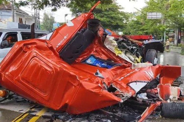 Kabin truk trailer Hino gepeng dilibas gulungan baja seberat 17 ton yang dibawanya sendiri di jalur Panturan, Tireman, Rembang, Jawa Tengah