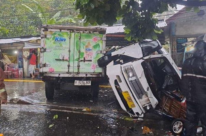 Angkot yang dihantam truk boks ketika ngetem di Jalan Bhayangkara, RT 03/14, Kelurahan Sriwedari, Gunungpuyuh, Kota Sukabumi, Jawa Barat, (2/12/24)