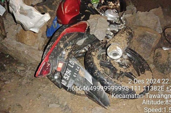 Yamaha V-Ixion di dalam bengkel motor tertimbun longsor yang terjadi di desa Tangkil, Tawangmangu, Karanganyar