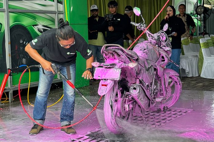 GT Wash Self Service menggunakan Touchless Shampoo Grass 