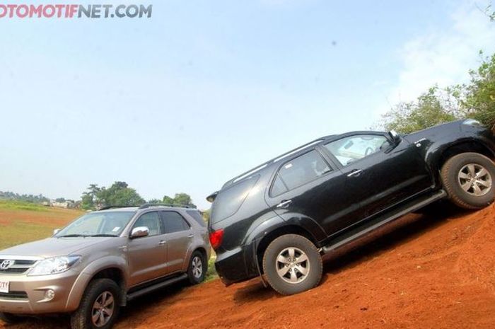 harga mobil bekas Toyota Fortuner 2005 per Desember 2024