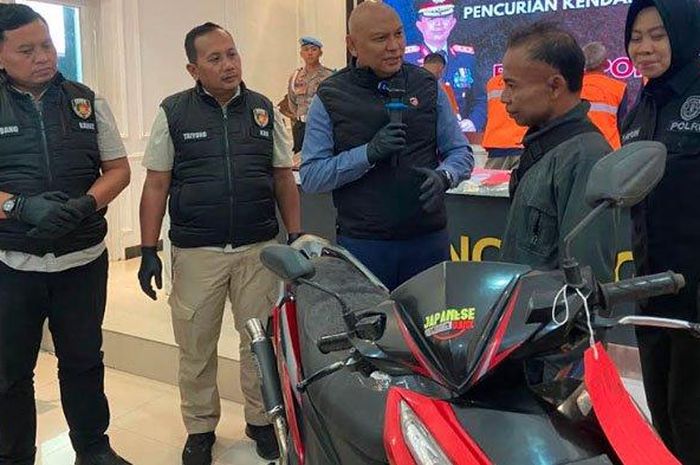 Polres Ponorogo serahkan Honda Vario 125 milik Minto (53) warga desa Grogol, Sawoo, Ponorogo yang sebelumnya dimaling remaja asal Bandung