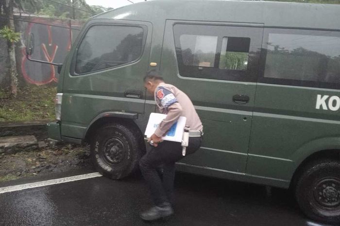 Mitsubishi Espasio milik Kodim 0608 Cianjur terguling di jalur Puncak Bogor, Jawa Barat