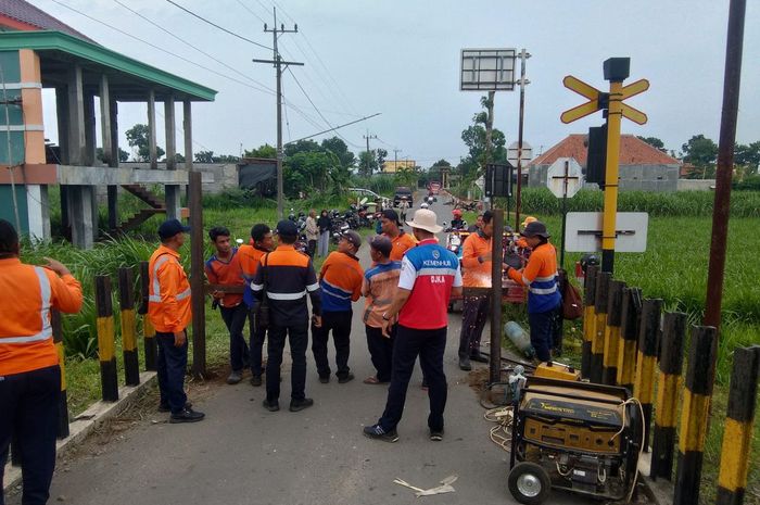 Petugas PT KAI Daop 7 Madiun melakukan penutupan ke perlintasan sebidang desa Nyawangan, Kras, Kediri usai laka ambulans RSUD Gambiran Kediri dan KA Matarmaja