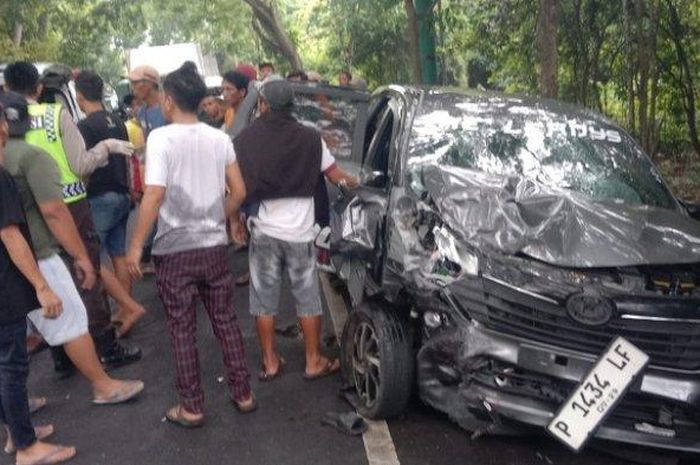 Kondisi Daihatsu Sigra yang adu banteng musuh Mitsubishi L300 di jalur tengkorak, jalan raya Denpasar-Gilimanuk, Jembrana, Bali