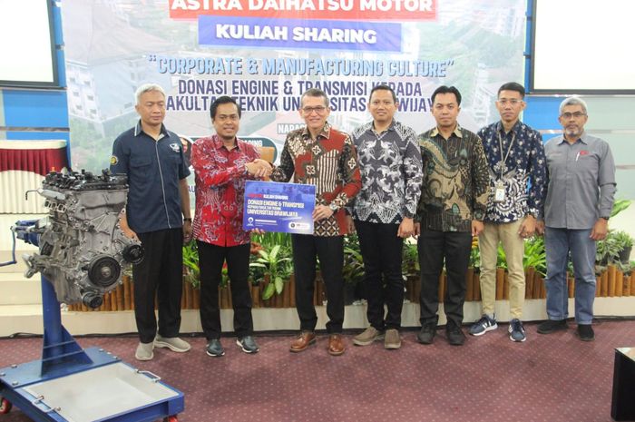 Daihatsu sumbang alat manufaktur, mesin dan transmisi ke SMK dan kampus di Jawa Timur