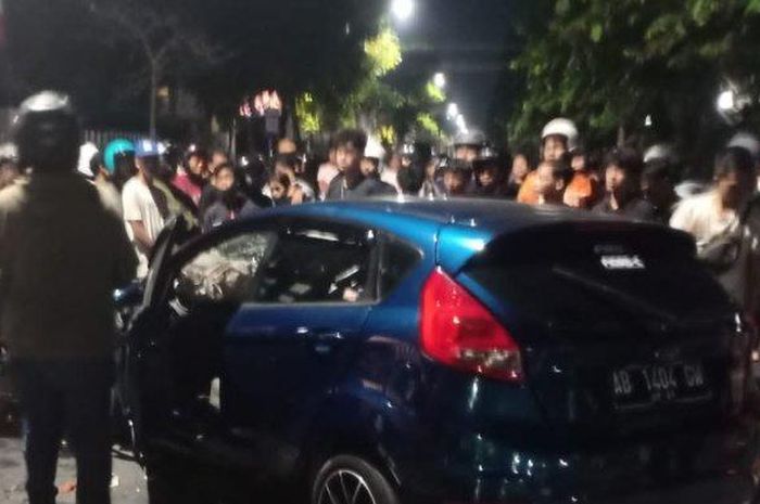 Kronologi Ford Fiesta mengalami kecelakaan maut di Surabaya hingga membuat si sopir meregang nyawa