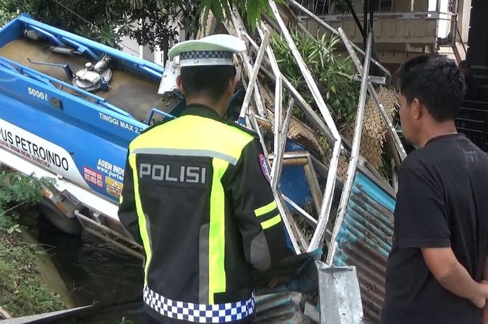 Truk tangki BBM terjungkal ke selokan di jalan poros Mamasa - Polewali Mandar, Sulawesi Barat akibat sopir kelelahan dan mengantuk