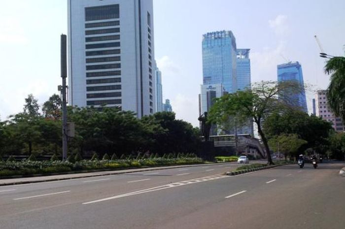 Jalan Jendral Sudirman Jakarta sepi dari kendaraan 