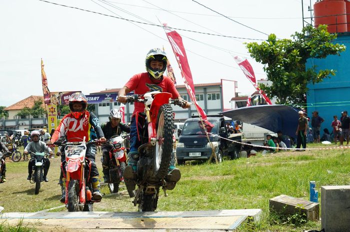 Baksos komunitas trabas Honda CRF bagikan sumbangan untuk pembangunan Masjid