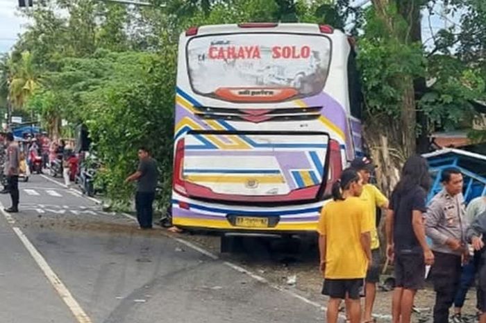 Bus Cahaya Solo terjang mobil dan warung hingga bikin 11 orang harus dibawa ke rumah sakit