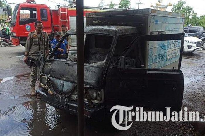 Kondisi Suzuki Carry Box yang terbakar di perempatan Tonatan, Ponorogo, Jawa Timur