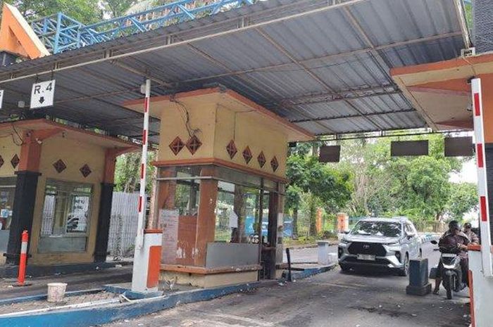Palang pintu otomatis kini sudah terpasang di pintu masuk bendungan Lahor Kabupaten Malang yang dijadi alternatif jalur Malang-Blitar