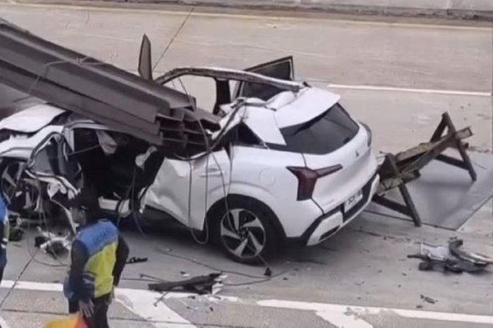 Mitsubishi XForce tertimpa besi panjang H Beam hingga atap bolong di tol Depok-Antasari (Desari)