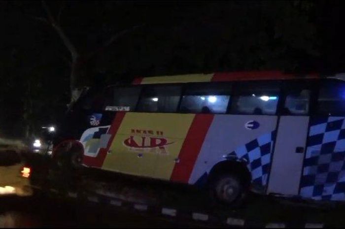 Sebuah bus terjang pohon ulah Toyota Fortuner lakukan manuver dadakan. 