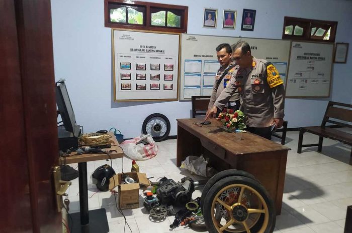 Sejumlah barang bukti komponen motor curian, mulai pelek, sokbreker sampai mesin dari penggerebekan gudang kosong di wilayah Bungkal, Ponorogo, Jawa Timur
