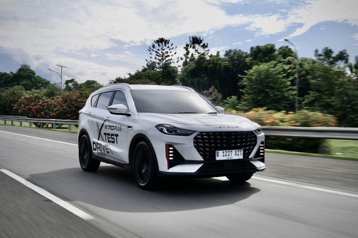Test drive Jetour X70 Plus di kawasan Bogor, Jawa Barat.