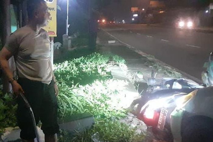 Polisi temukan dua celurit sepanjang 1,5 meter dari TKP pengendara Honda BeAT sengaja ditabrak pengemudi mobil di kawasan exit tol Bawen, kabupaten Semarang