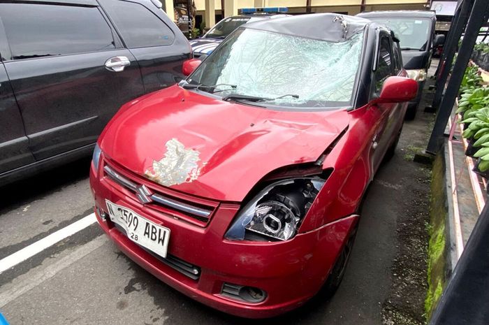 Suzuki Swift milik sopir bus yang menabrak pejalan kaki hingga tewas di Jl Kenari, kota Blitar, Jawa Timur, (15/12/24)