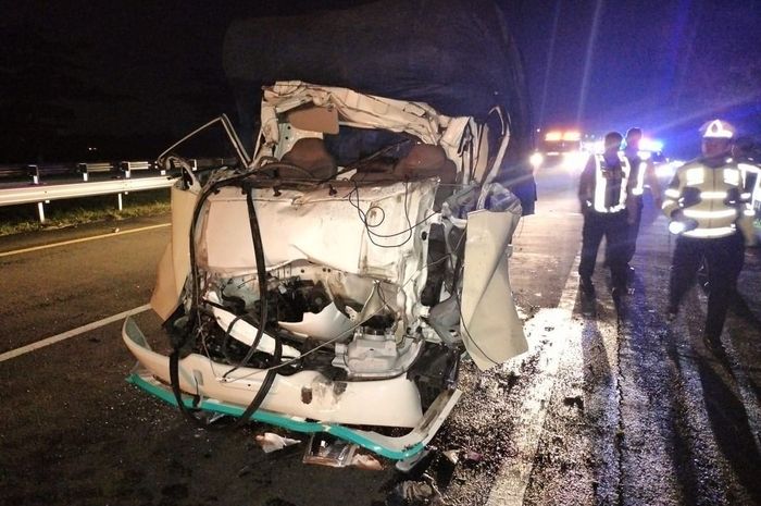 Isuzu Traga muatan sayur terkelupas bagian kabin hingga menewaskan sopir dan dua penumpangnya di tol Gempol-Pasuruan KM 786/B