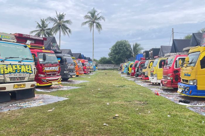 Jajaran truk Mitsubishi Fuso di Jamnas CMIC ke-11 di Pangandaran, Jawa Barat.