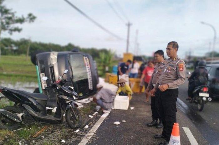 Evakuasi Daihatsu Gran Max terguling di jalan raya Wates-Yogyakarta, Pengasih, Kulon Progo