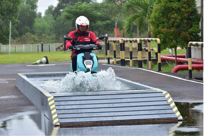 Uji ketahanan Honda ICON e: di jalanan berair