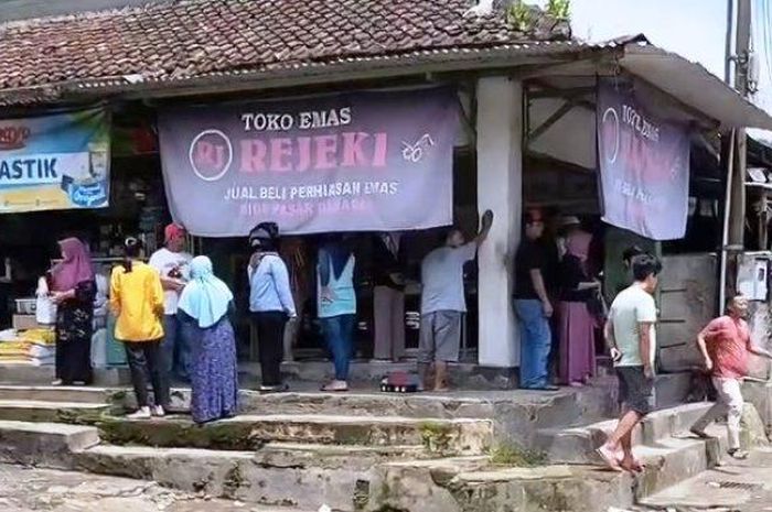 Lokasi toko emas yang berada di Pasar Kemukusan, Grumbul Banaran, Desa Ciberem, Kecamatan Sumbang, Kabupaten Banyumas, yang dirampok pria bersenjata, Kamis (19/12/2024).