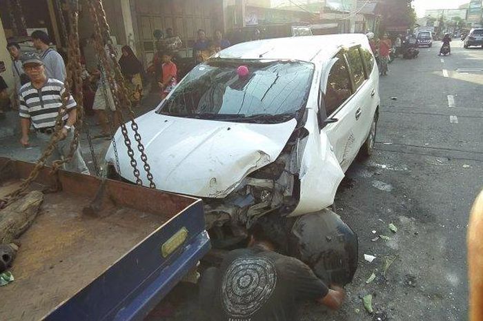 Nissan Grand Livina dievakuasi truk derek usai tabrak 6 motor di Jalan Raya Karang Poh I, Karangpoh, Tandes, Surabaya, Jawa Timur sekitar pukul 14.47 WIB, (19/12/24)