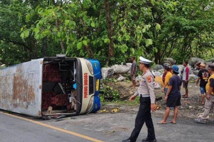 Bus Purwo Widodo terguling di tanjakan Pok Cucang, Dusun Asemlulang, Sidorejo, Ponjong, Kabupaten Gunungkidul
