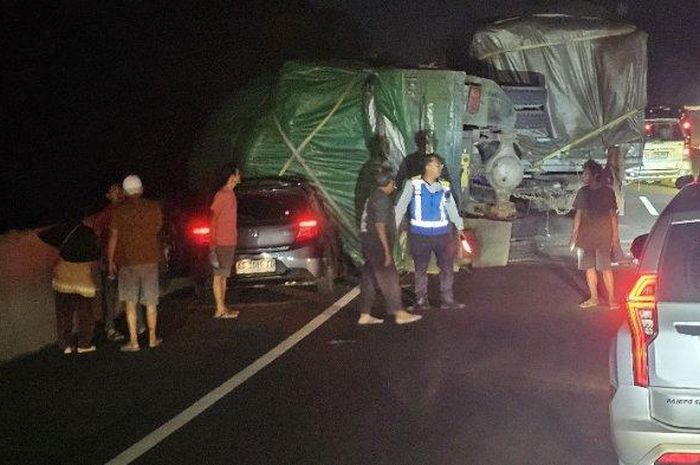 Honda Brio tak berkutik kejepit muatan truk tronton di Tol Ungaran