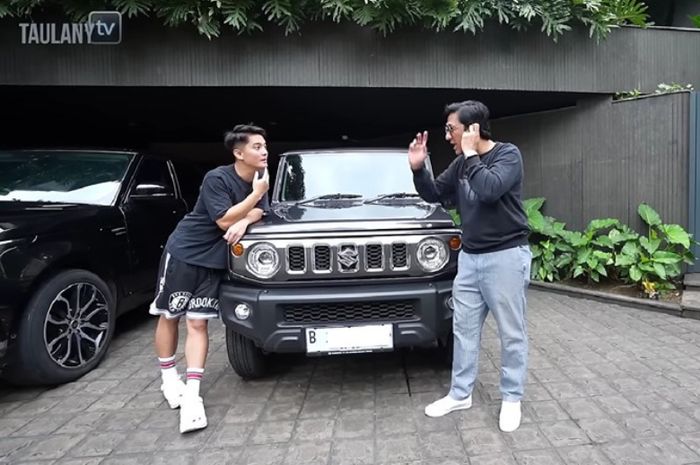 Andre Taulany sedang mengunjungi rumah Boy William dan melihat koleksi mobil milik Boy, termasuk Suzuki Jimny 5-door terbaru.