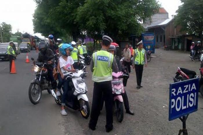 Foto ilustrasi razia polisi apakah boleh pemotor minta tunjukkan surat tugas?
