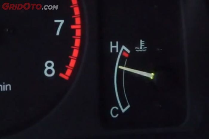 Contoh indikator suhu mesin mobil naik drastis