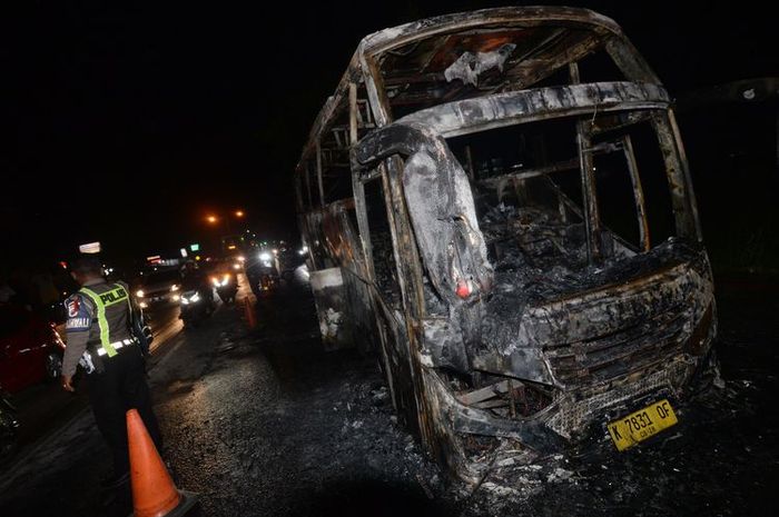 Bus pariwisata terbakar di jalan raya Solo-Jogja, Pakis, Delanggu, kabupaten Klaten, Jawa Tengah