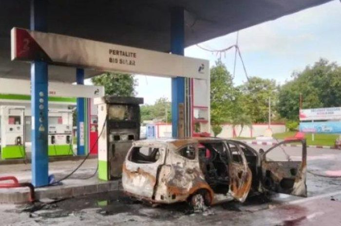 Daihatsu Sigra terbakar di dalam SPBUSukamaju, Cigadung, Kecamatan Subang, Kabupaten Subang, Jawa Barat