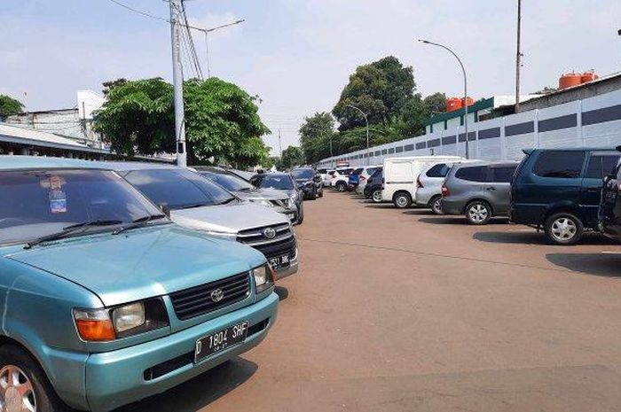Parkiran mobil stasiun Pasar Senen Jakarta