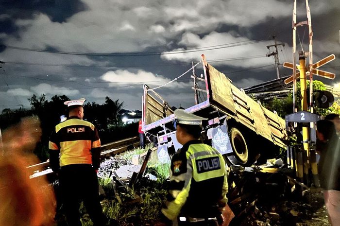 Gandengan truk tronton yang ditebas KA Kartanegara di perlintasan kereta api Jl Tanjung, Pakunden, Sukorejo, kota Blitar, Jawa Timur akibat penjaga palang pintu ketiduran