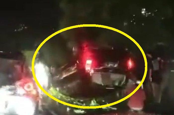 Dalam lingkaran kuning, Toyota Kijang Innova nopol AD 1448 AK yang terbalik di ringroad Barat Jogja, wilayah Dusun Gamping Kidul, Ambarketawang, Gamping, Kabupaten Sleman, Yogyakarta