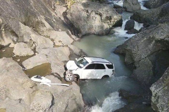Mobil masuk jurang sedalam 10 meter, begini kondisi pengemudinya